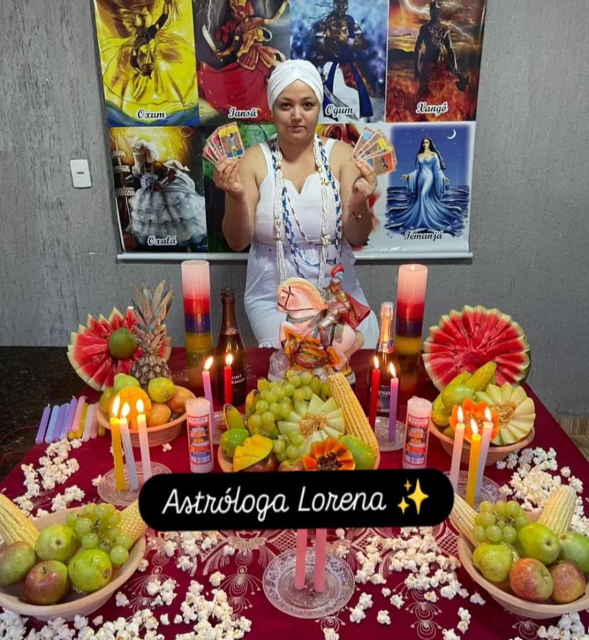Astróloga Lorena com tarot e altar espiritual